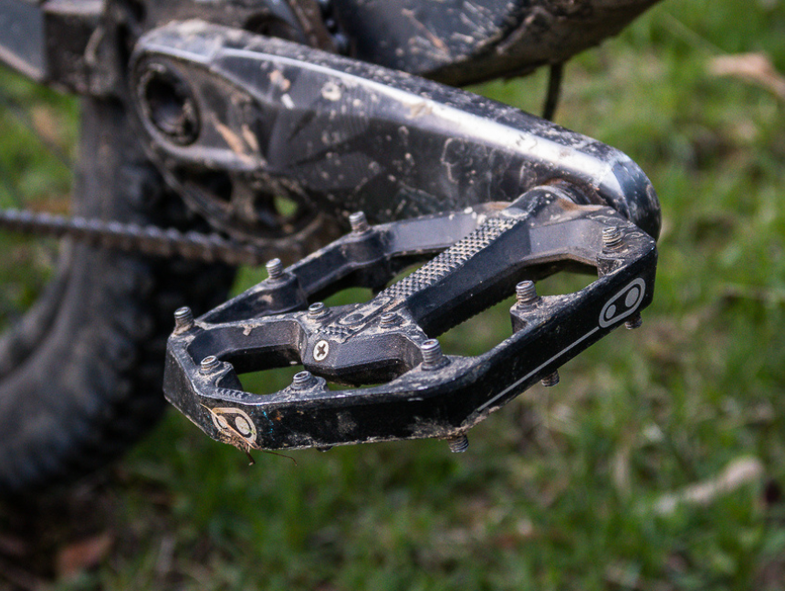 Crankbrothers Stamp 7 – Перфектните Платформени Педали за Всеки Стил на Каране
